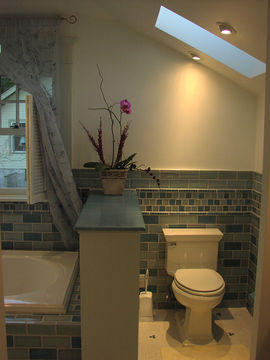 浴室のタイルブルーグレー　トイレと天窓